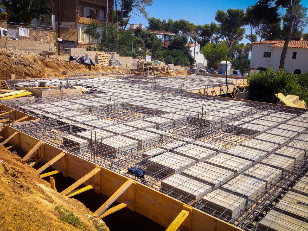 Монолитные работы – это вид строительства, при котором применяют не части и элементы, а единые блоки, получаемые при заливке бетона.