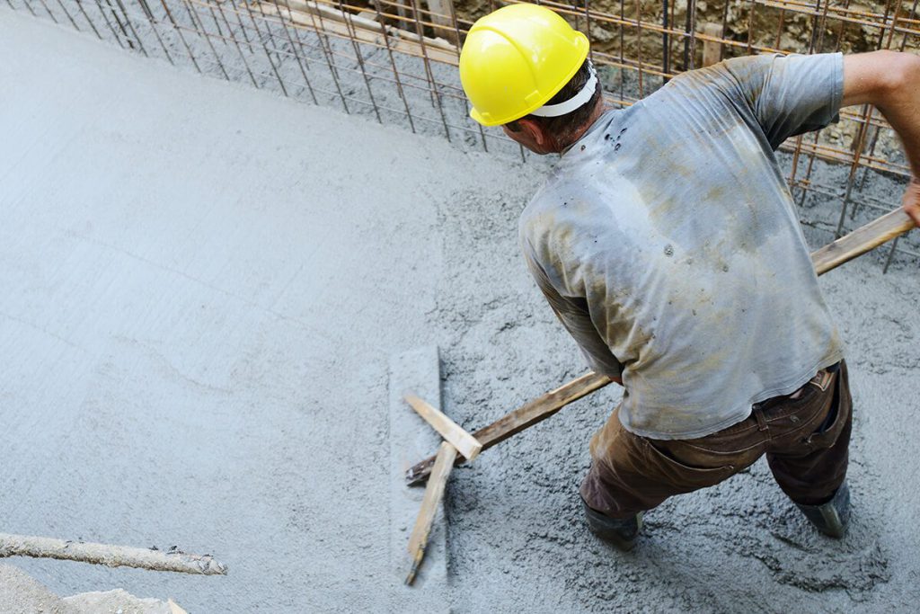 Создание зоны для замешивания цементного раствора, где не должно располагаться посторонних материалов или оборудования